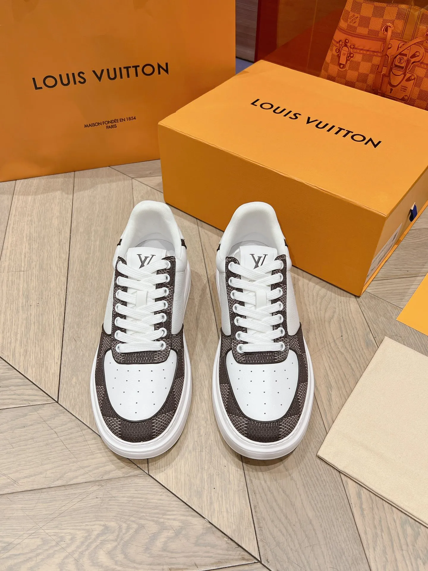 👟👟Ex-factory price 680👟👟 New LV white shoes for men, checkerboard series, plaid color matching, pure cowhide, 3D printed breathable holes, men's casual business travel shoes👟full of comfort, size: 37-45